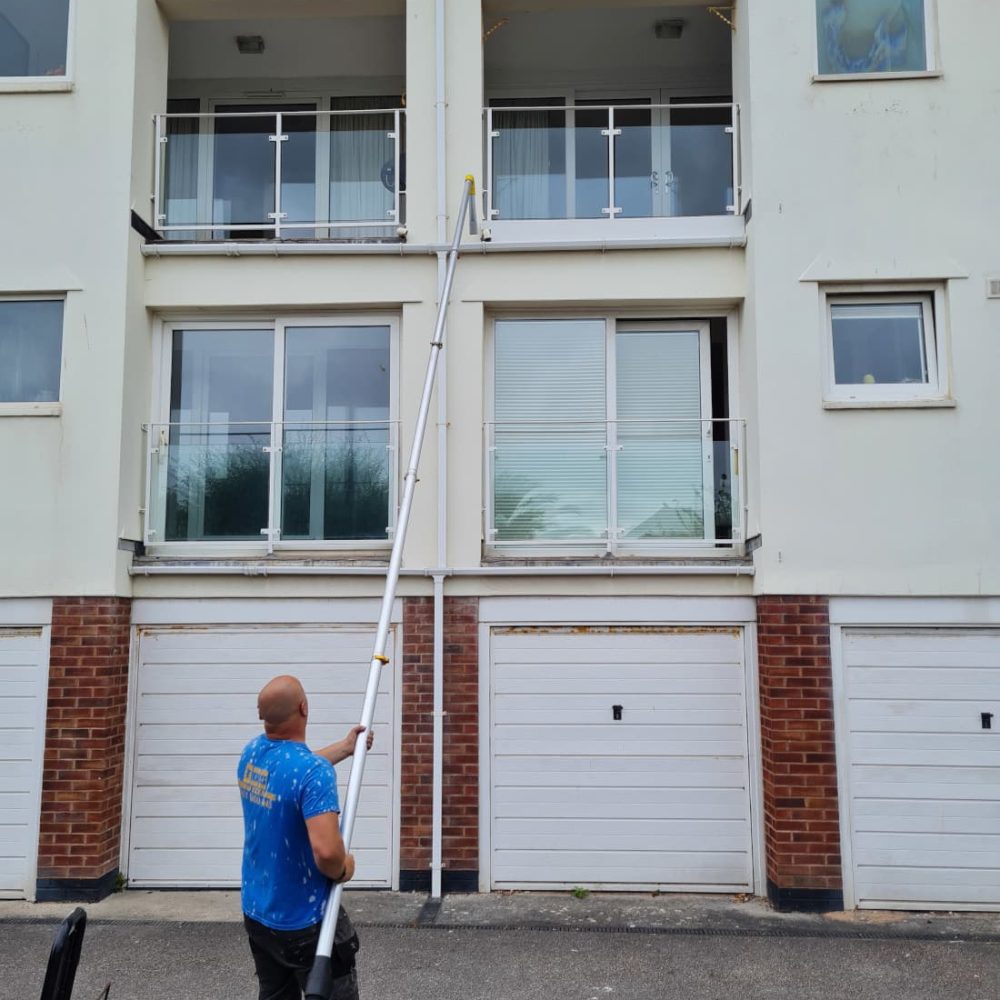 Balustrade glass cleaning with telescopic brush